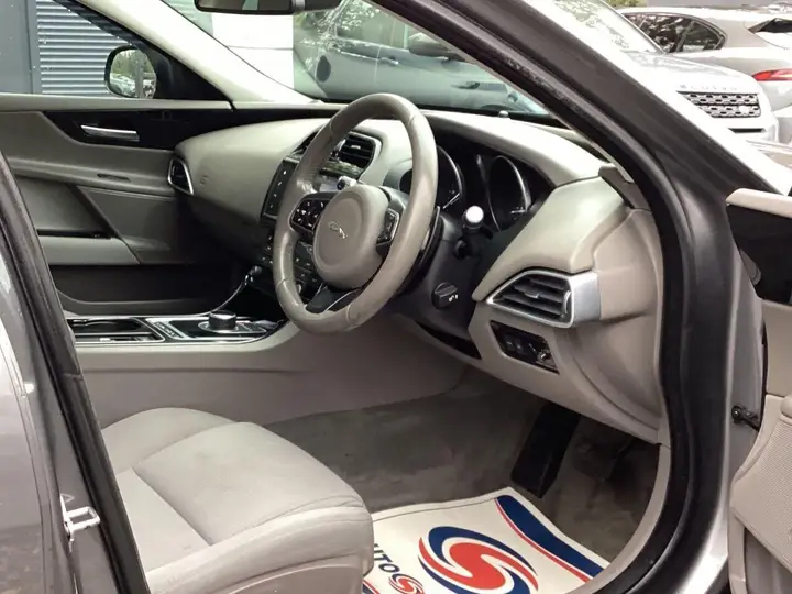 Jaguar Xe 2016 photo 3