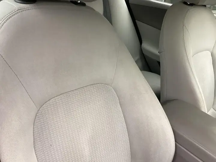 Jaguar Xe 2016 photo 2
