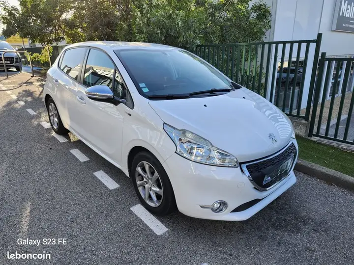Peugeot 208 2014 photo 2