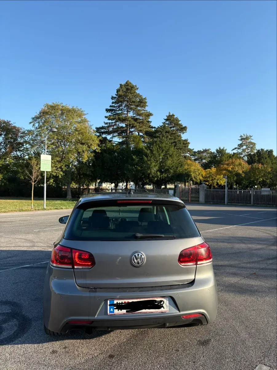 Volkswagen Golf 2011 photo 2