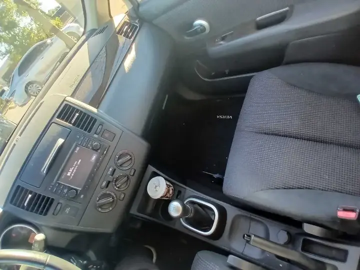 Nissan Versa 2012 photo 2