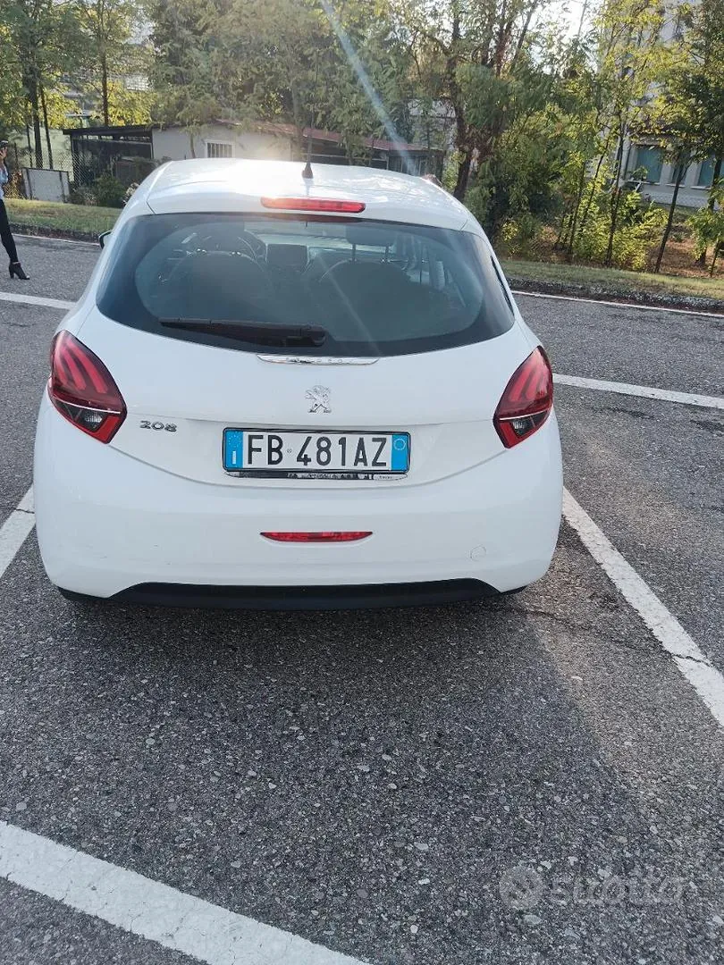 Peugeot 208 2015 photo 4