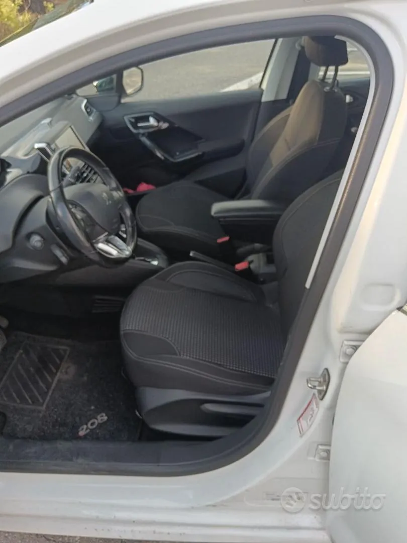 Peugeot 208 2015 photo 5