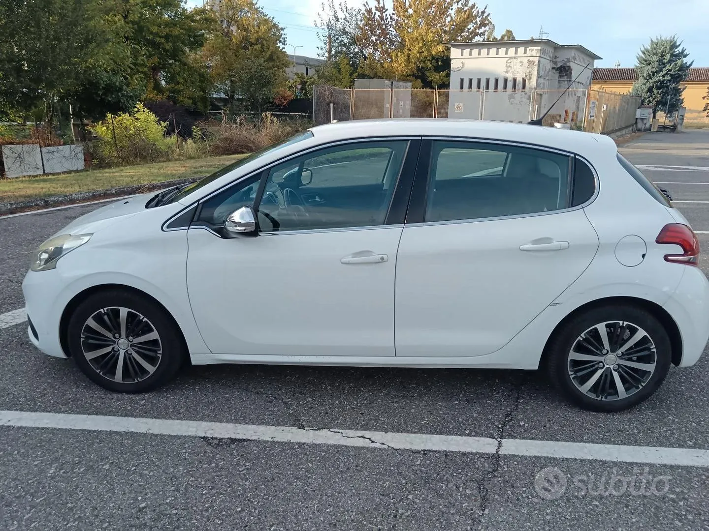 Peugeot 208 2015 photo 3