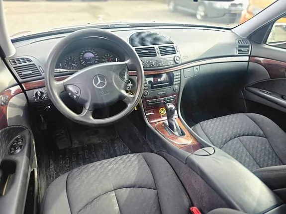 Mercedes-Benz E300 2004 photo 2