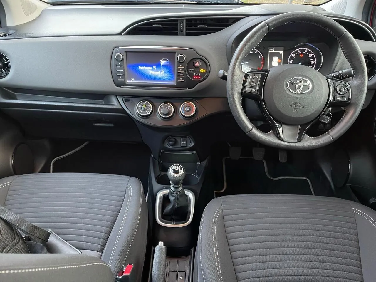 Toyota Yaris 2017 photo 2