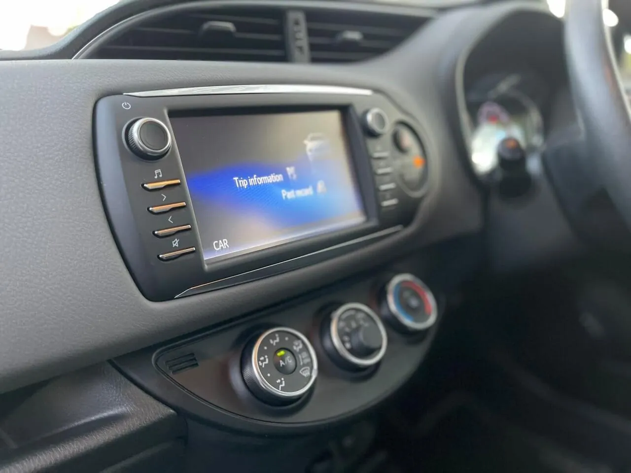 Toyota Yaris 2017 photo 5
