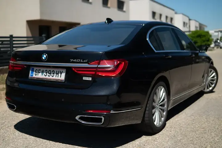 BMW 7 Series 2016 photo 2
