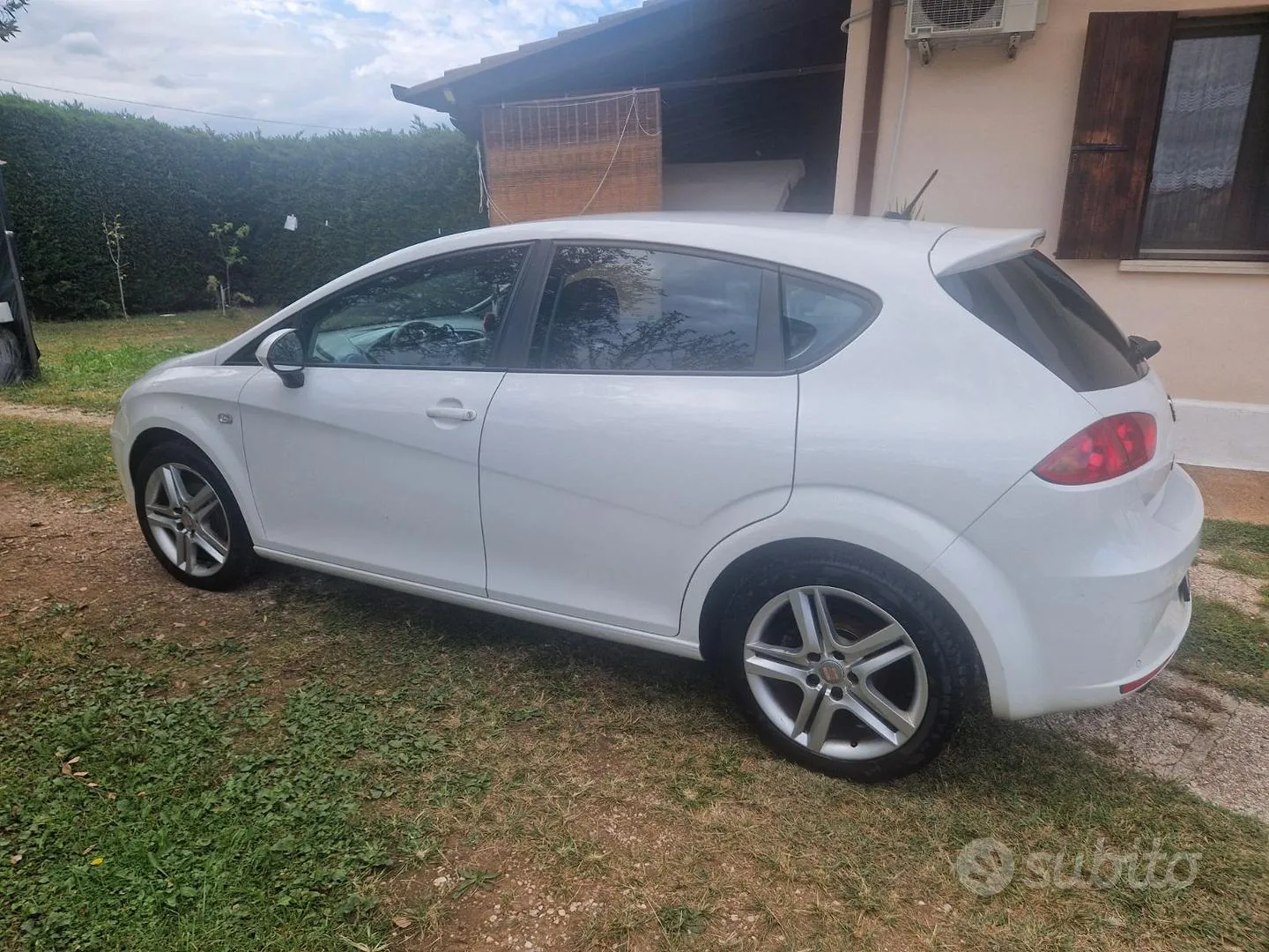 Seat Leon 2011 photo 3