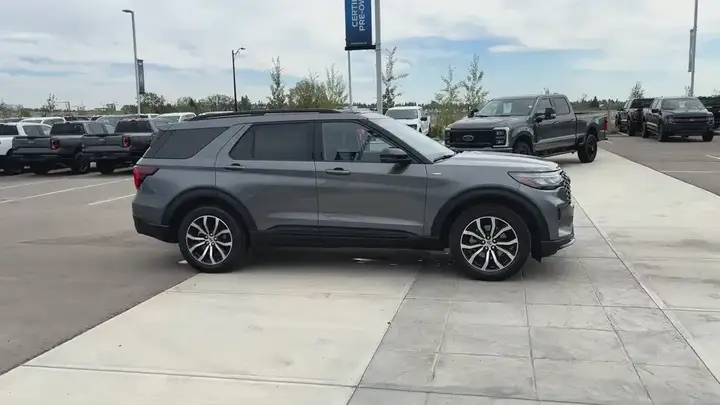 Ford Explorer 2026 photo 2