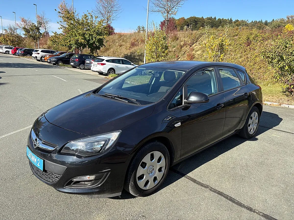 Opel Astra 2013 photo 2