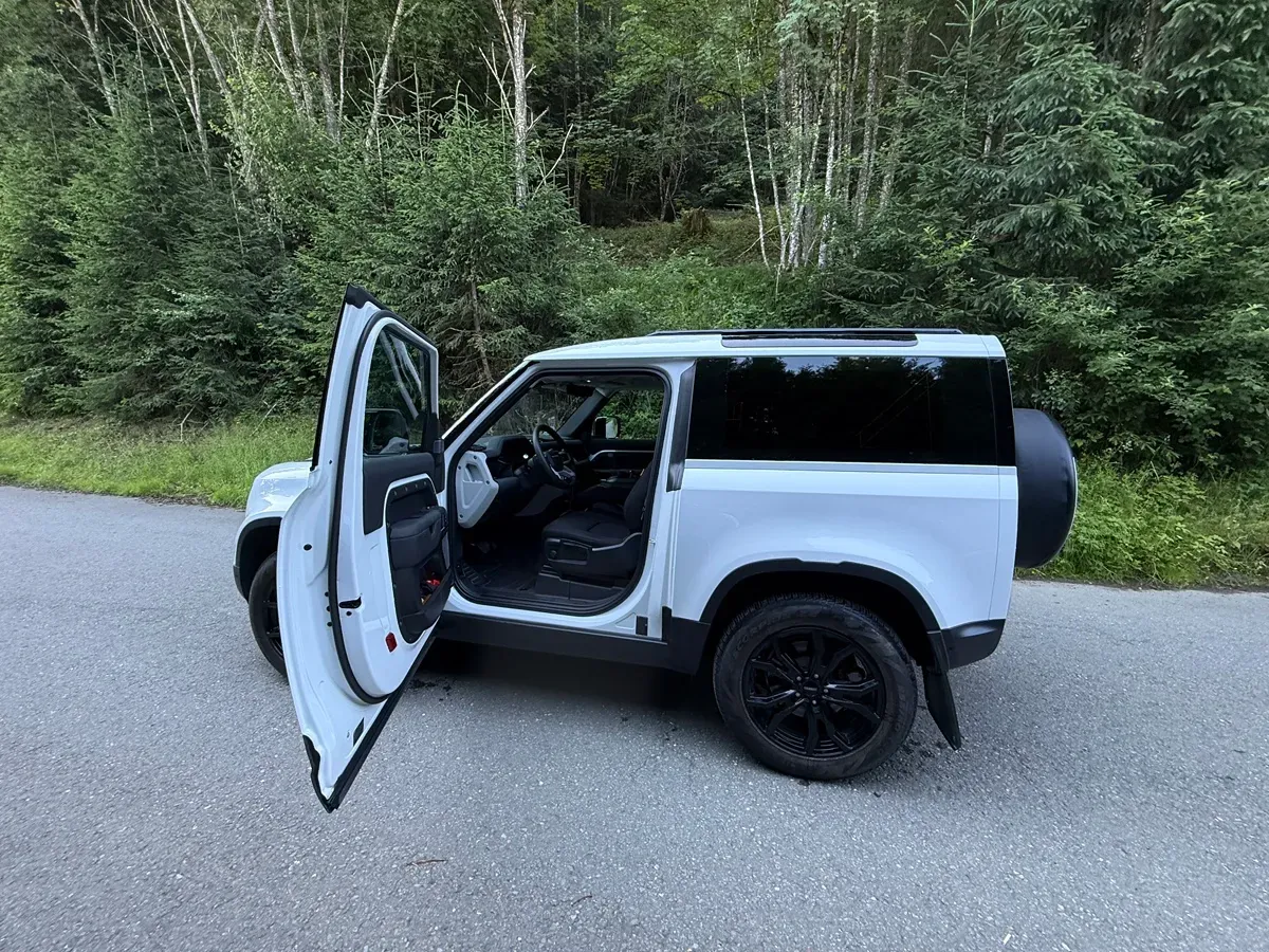 Land Rover Defender 2021 photo 2