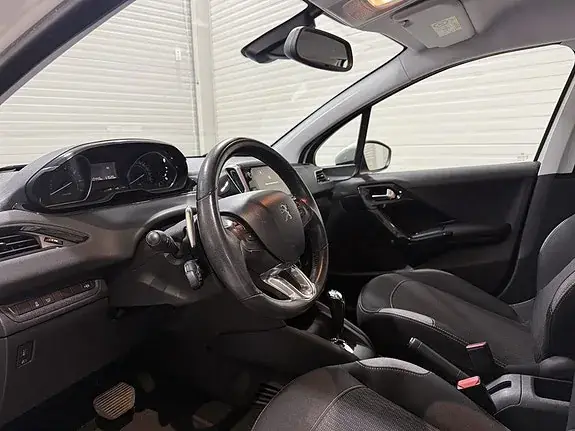Peugeot 208 2015 photo 5