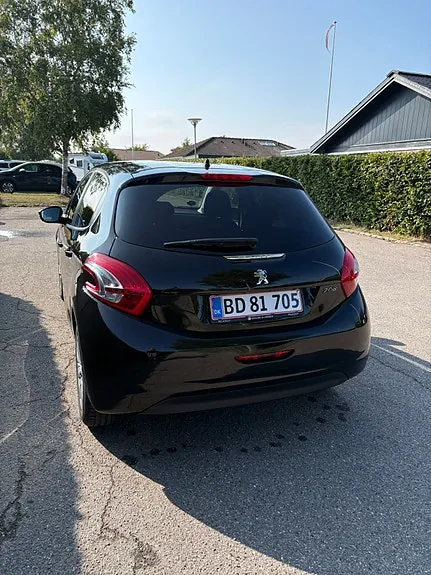 Peugeot 208 2015 photo 3