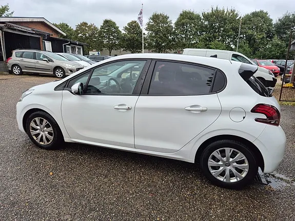 Peugeot 208 2018 photo 3