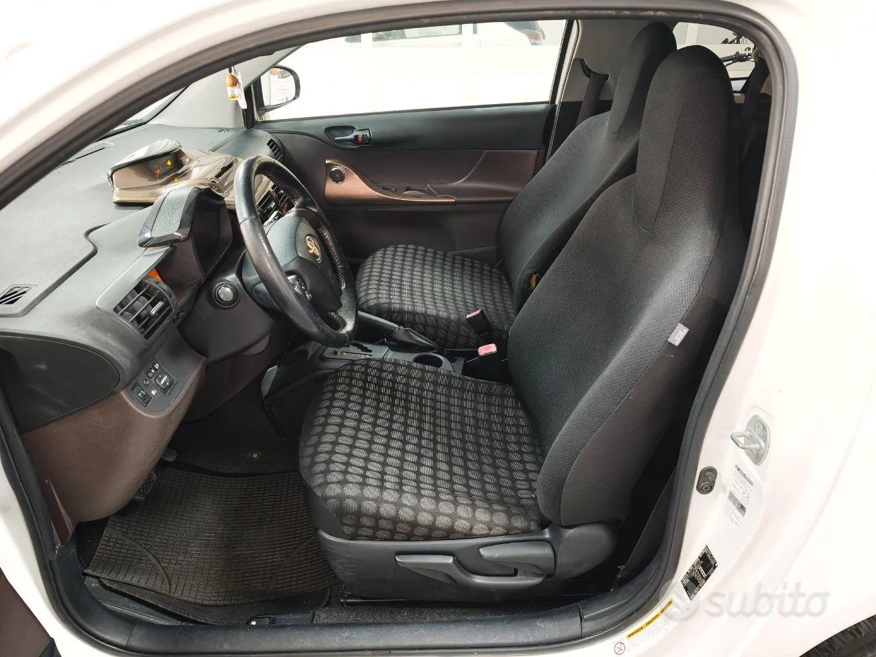 Toyota Iq 2011 photo 5