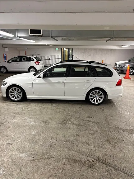 BMW 320I 2010 photo 3
