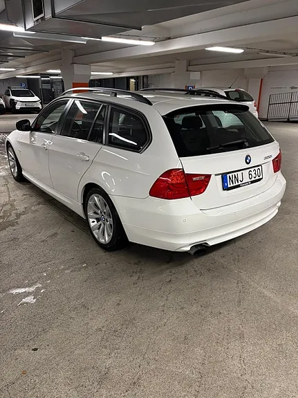 BMW 320I 2010 photo 4