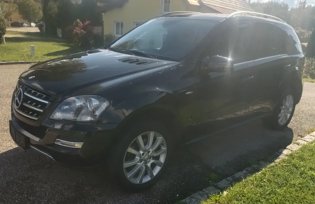 Mercedes-Benz M-Class 2011 photo 2