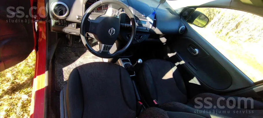 Nissan Note 2011 photo 2