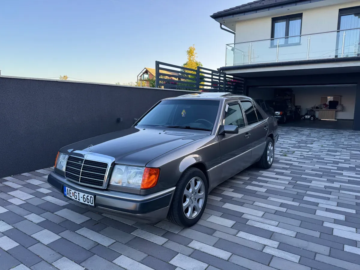 Mercedes-Benz E-Class 1989 photo 2