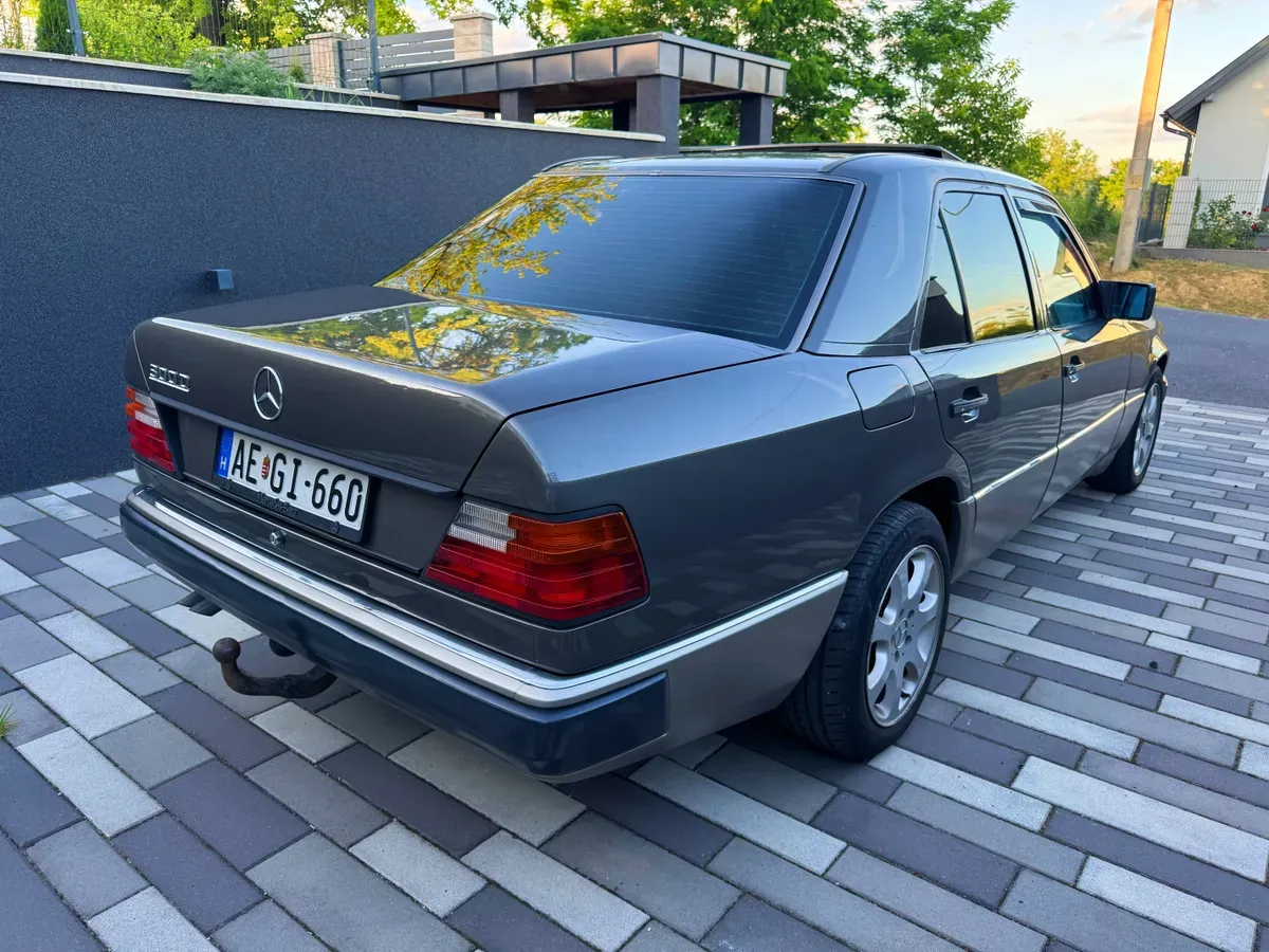 Mercedes-Benz E-Class 1989 photo 3