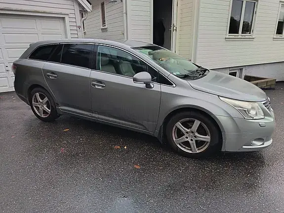 Toyota Avensis 2011 photo 2