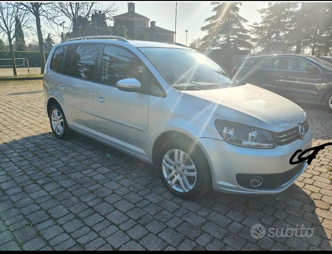 Volkswagen Touran 2011 photo 2