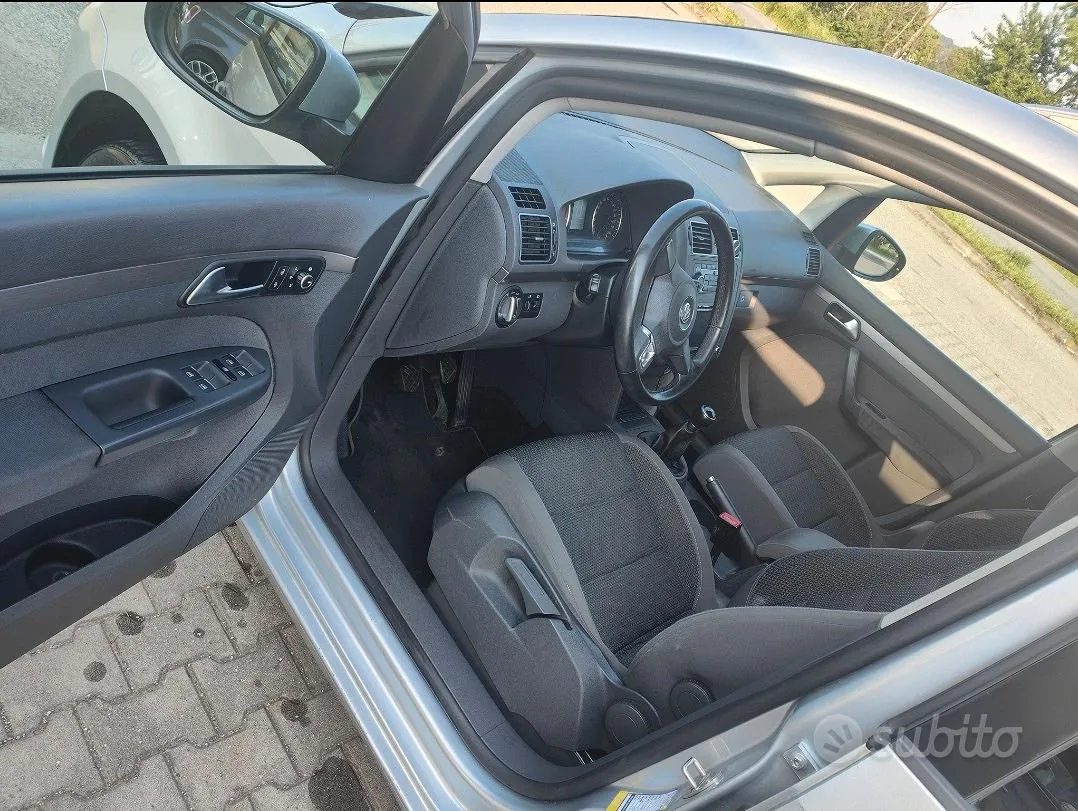 Volkswagen Touran 2011 photo 4