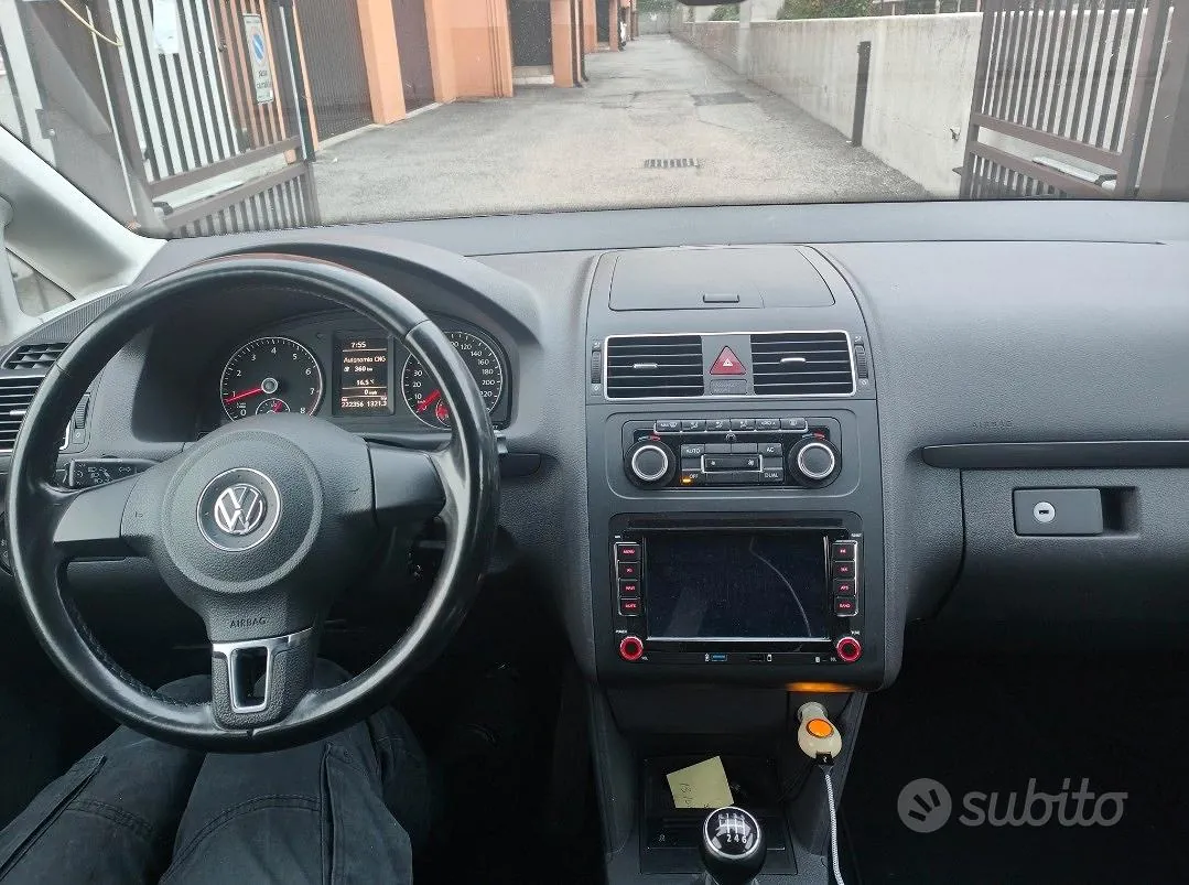 Volkswagen Touran 2011 photo 3