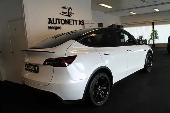 Tesla Model Y 2023 photo 2
