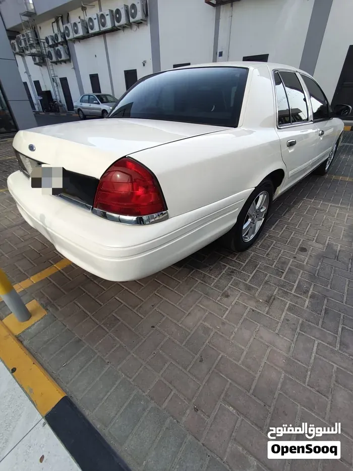 Ford Crown Victoria 2011 photo 4