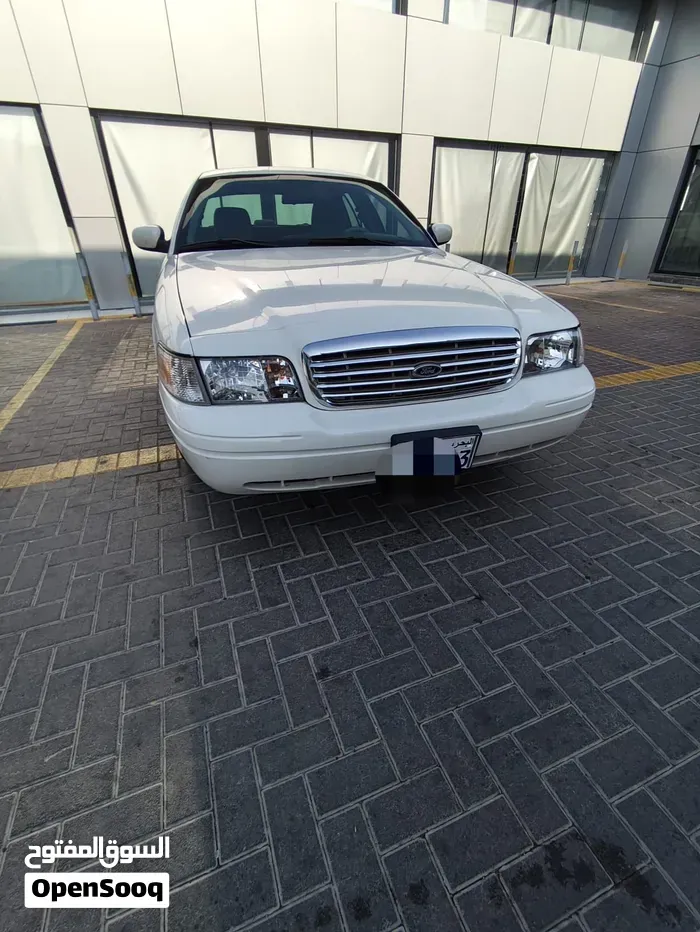Ford Crown Victoria 2011 photo 3