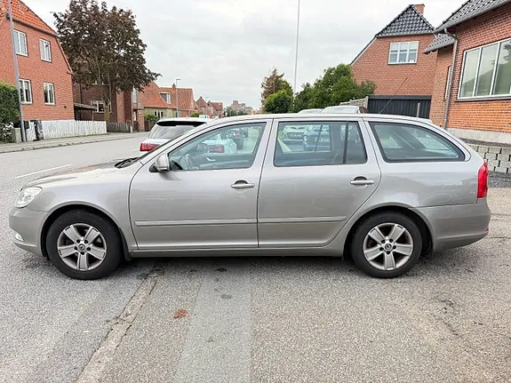 Skoda Octavia 2010 photo 3