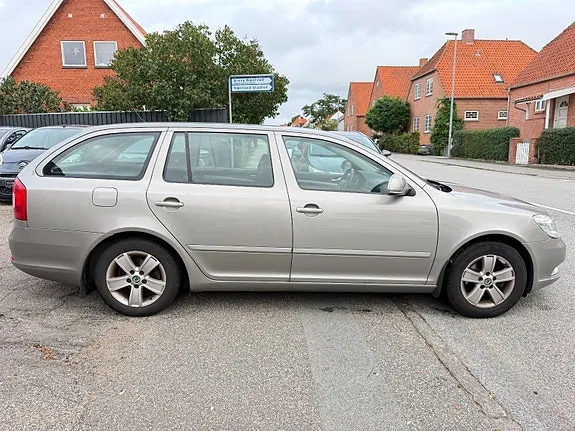 Skoda Octavia 2010 photo 2