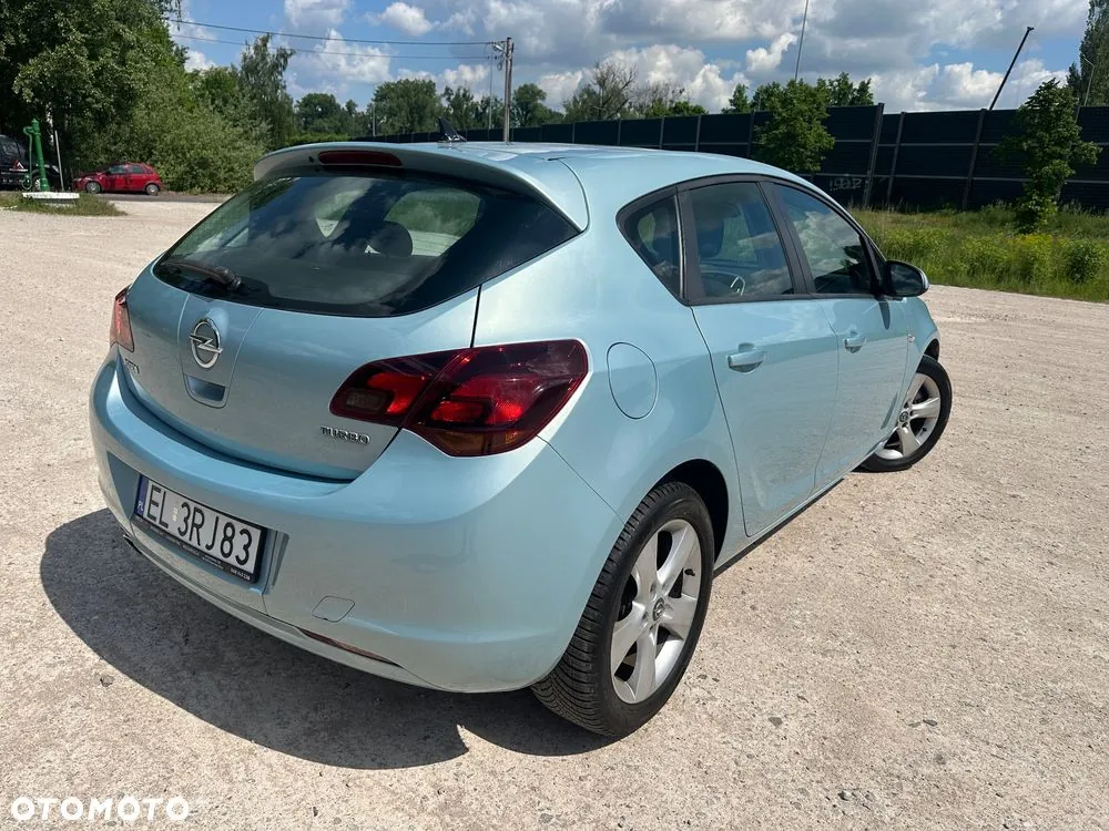 Opel Astra 2010 photo 2