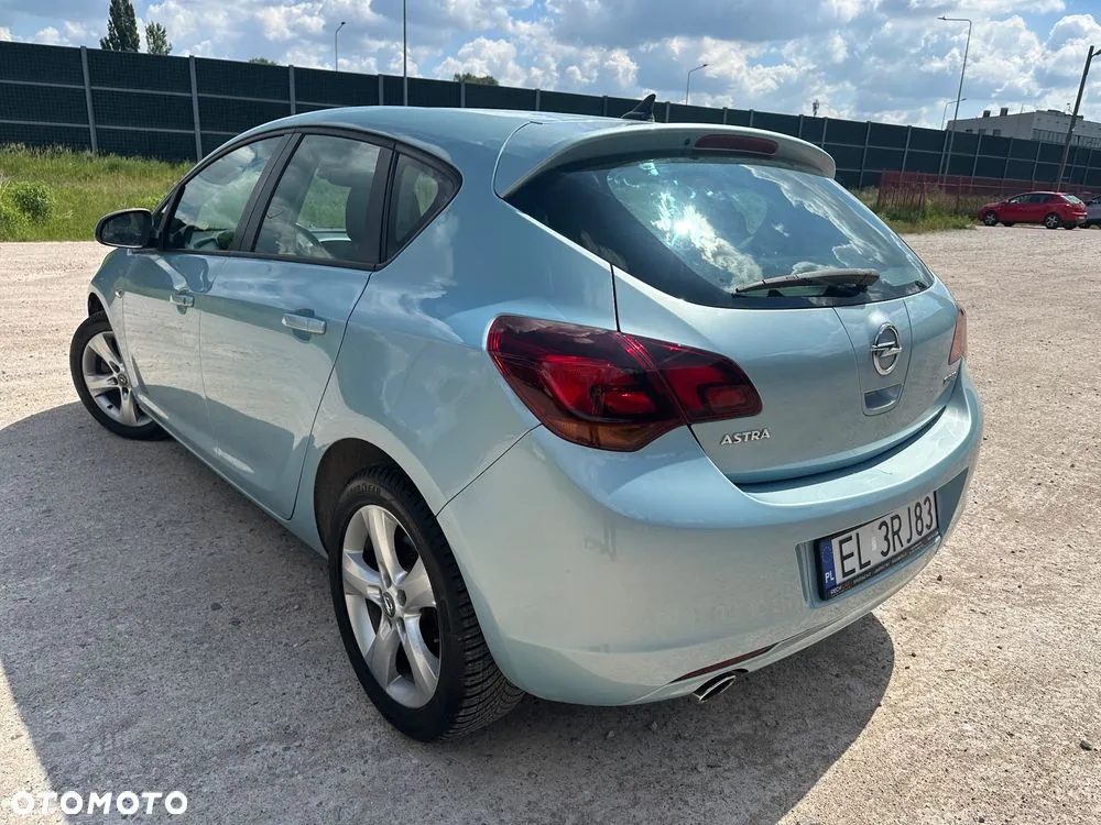 Opel Astra 2010 photo 4