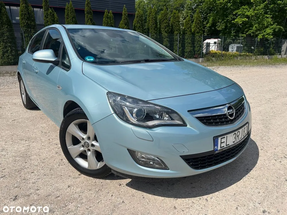 Opel Astra 2010 photo 3