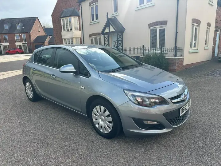 Vauxhall Astra 2013 photo 2