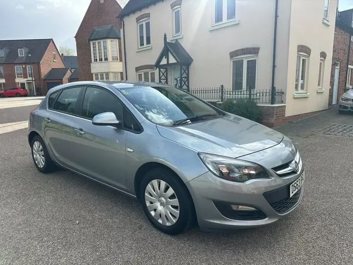 Vauxhall Astra 2013 photo 4