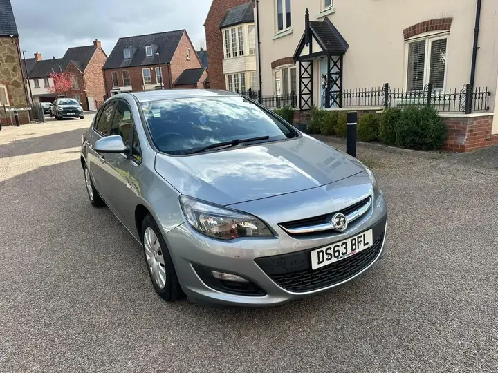Vauxhall Astra 2013 photo 5