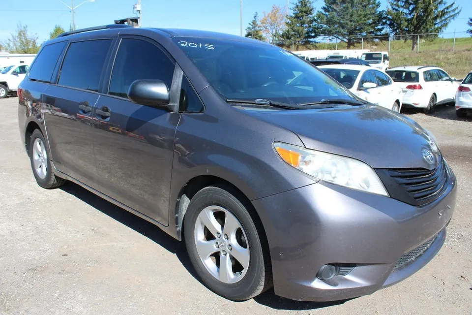 Toyota Sienna 2015 photo 2