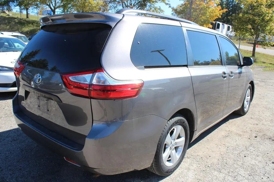 Toyota Sienna 2015 photo 3