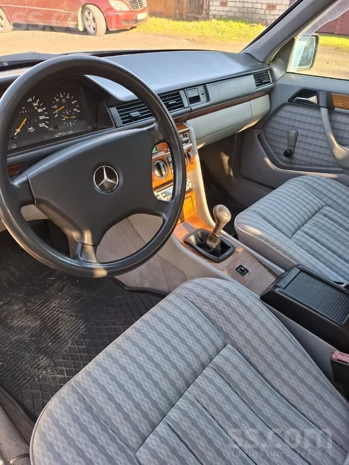 Mercedes-Benz E300 1991 photo 5
