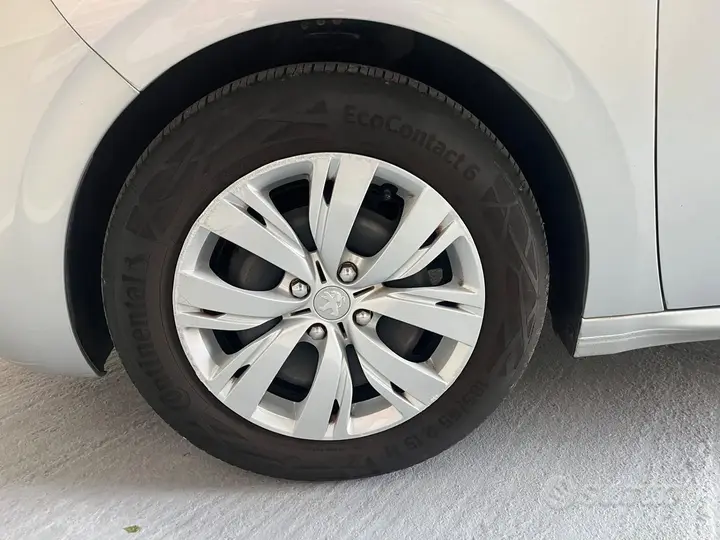Peugeot 208 2015 photo 4