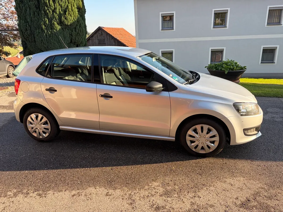 Volkswagen Polo 2011 photo 2