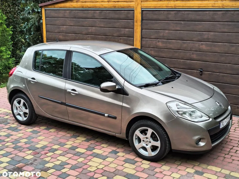 Renault Clio 2010 photo 2