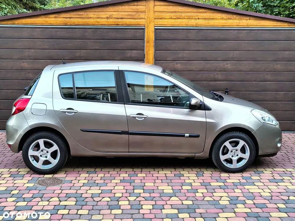 Renault Clio 2010 photo 3