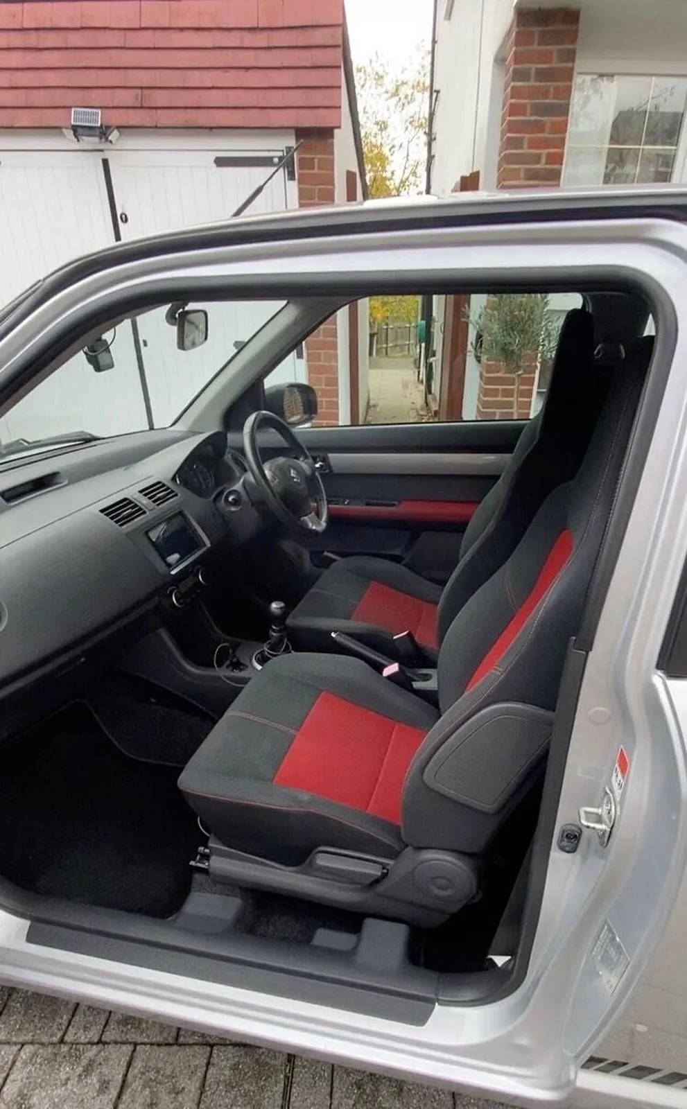Suzuki Swift 2011 photo 3