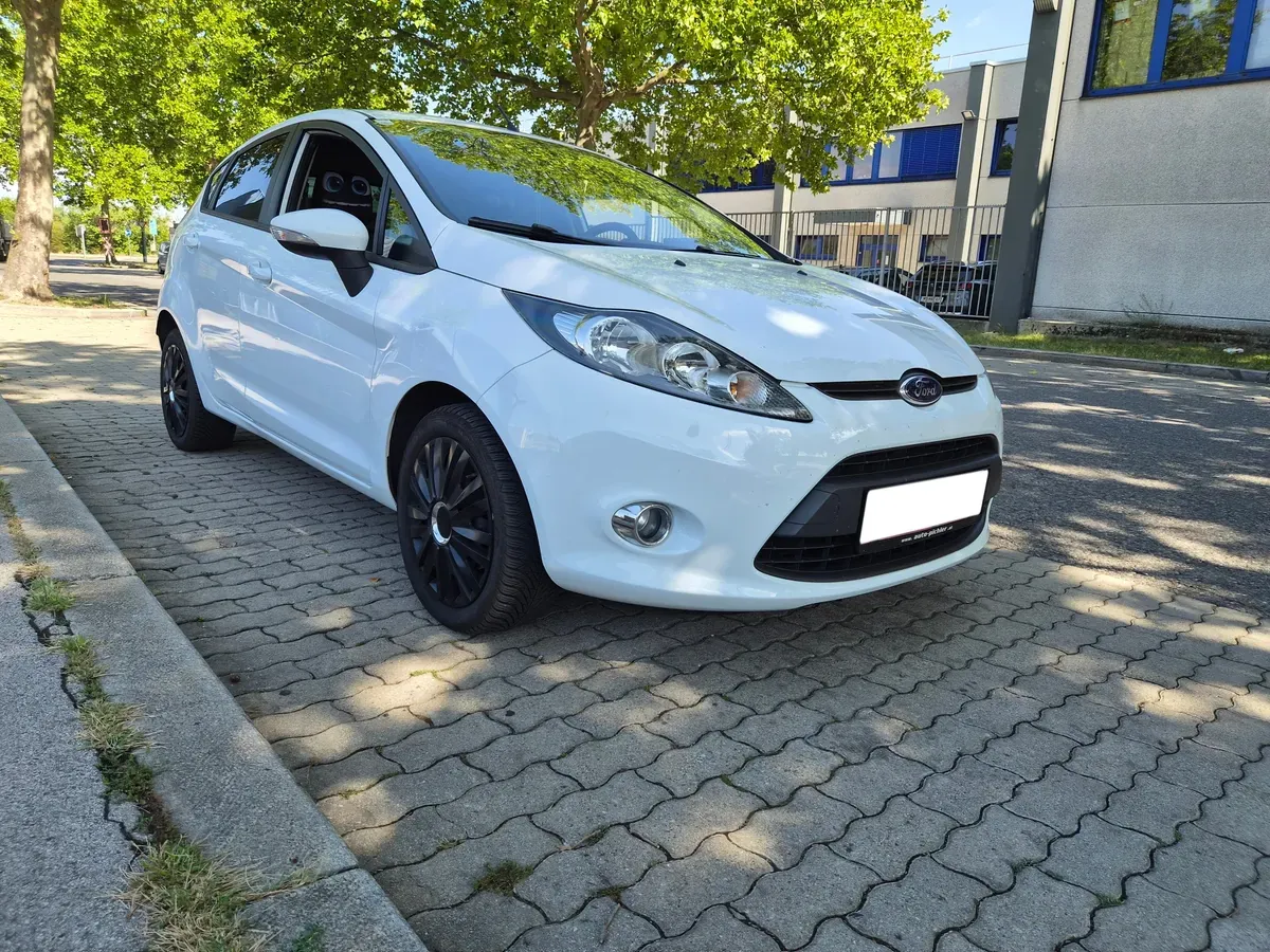 Ford Fiesta 2012 photo 2